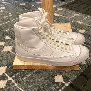 Nike Blazer Mid 77 white-on-white mid top basketball shoes women’s size 9/EU40.5